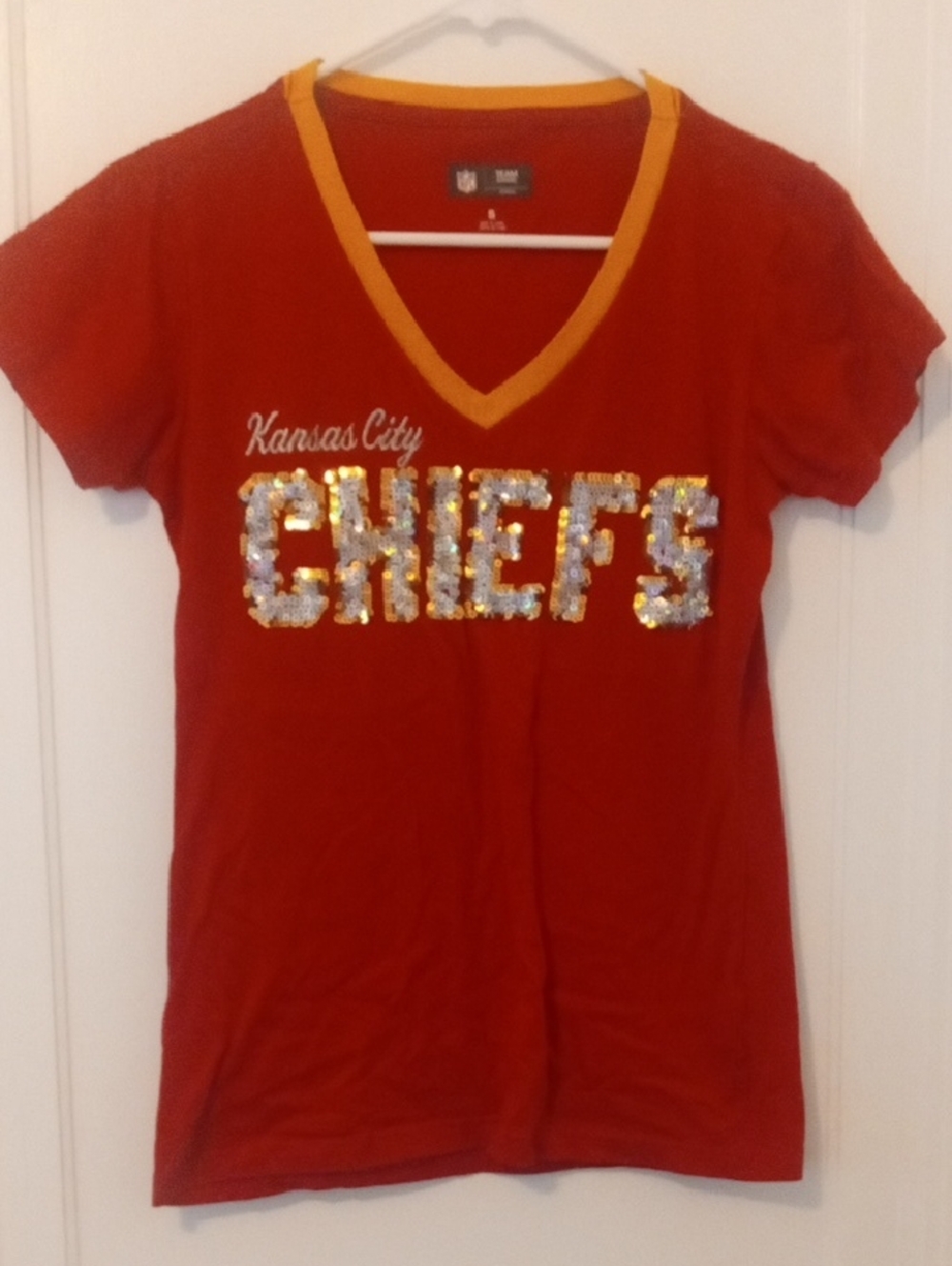 Kansas City Chiefs Sequin Logo V-Neck Tee - Red & Gold small